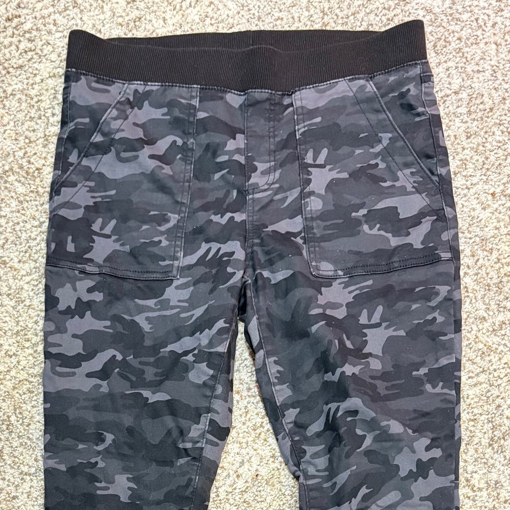 Women's black and gray camouflage skinny pants